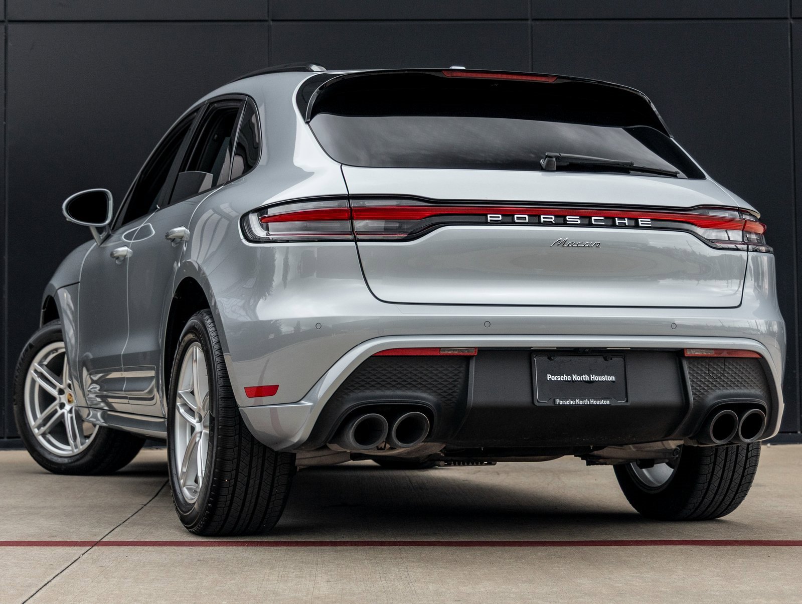 Used 2025 Porsche Macan image 3