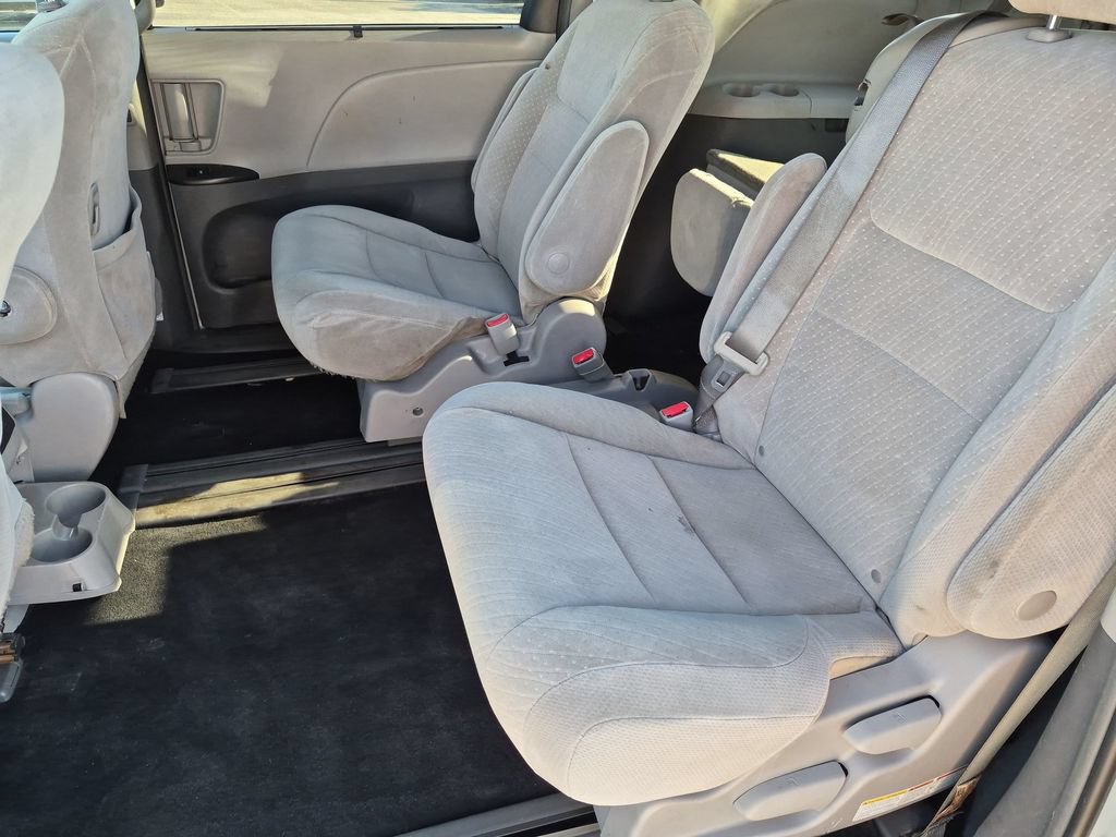 Used 2018 Toyota Sienna LE w/ Carpet Mat Package FWD image 25