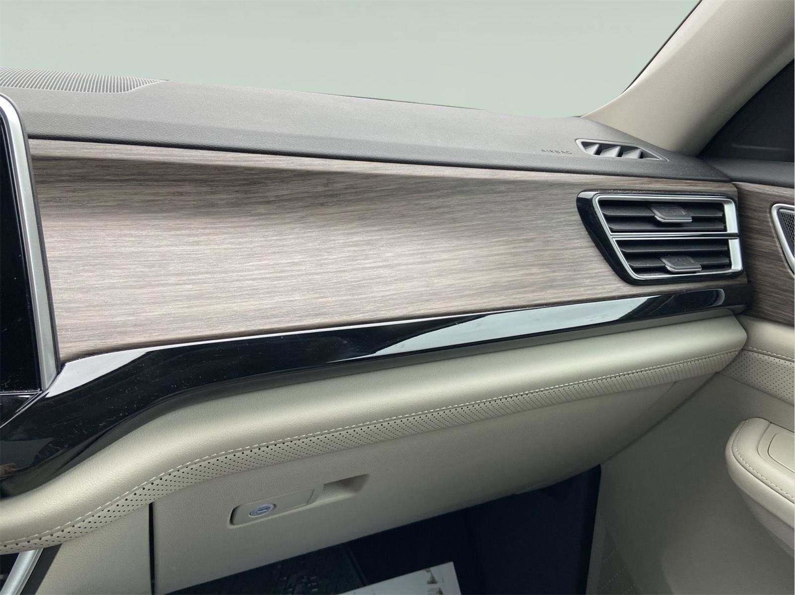 Used 2025 Volkswagen Atlas SEL Premium R-Line AWD/4WD image 9