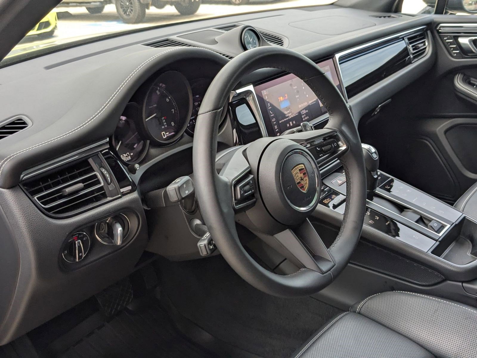 Certified 2026 Porsche Macan AWD/4WD image 4
