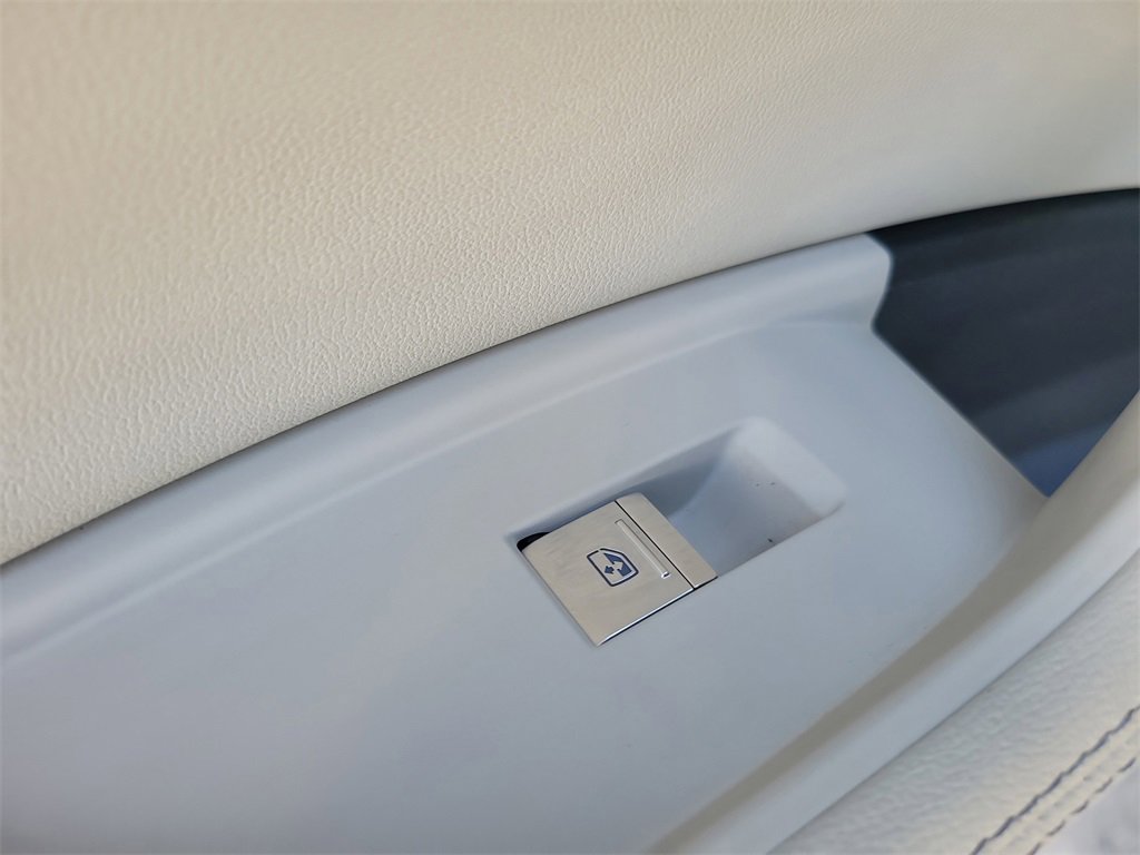 Used 2021 Audi e-tron Premium Plus w/ Premium Plus Package image 18