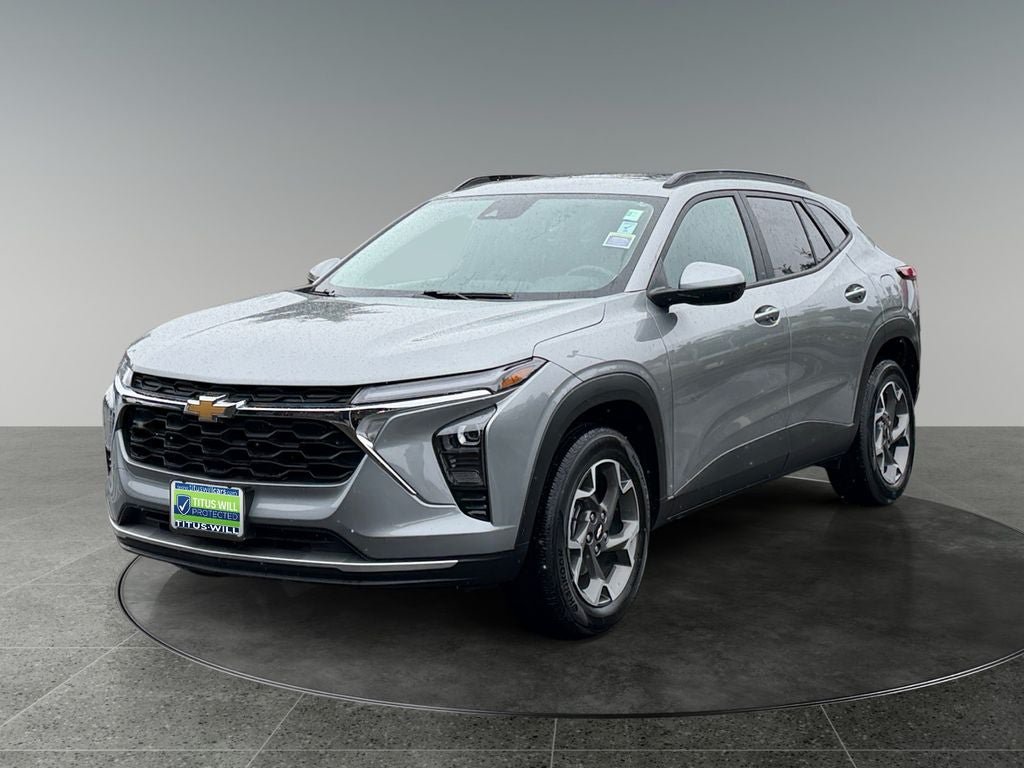 Used 2024 Chevrolet Trax LT w/ Sunroof Package FWD image 3
