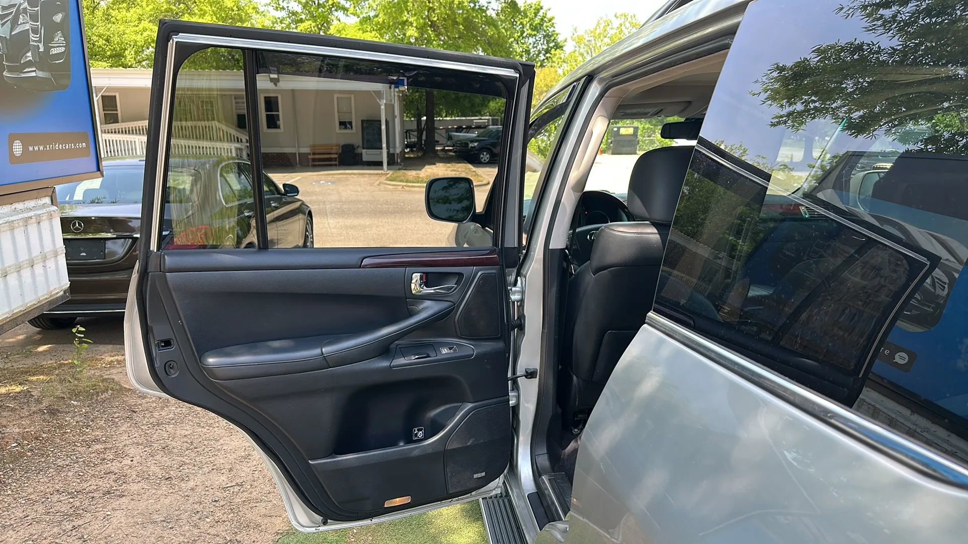 Used 2011 Lexus LX 570 4WD w/ Luxury Pkg image 18