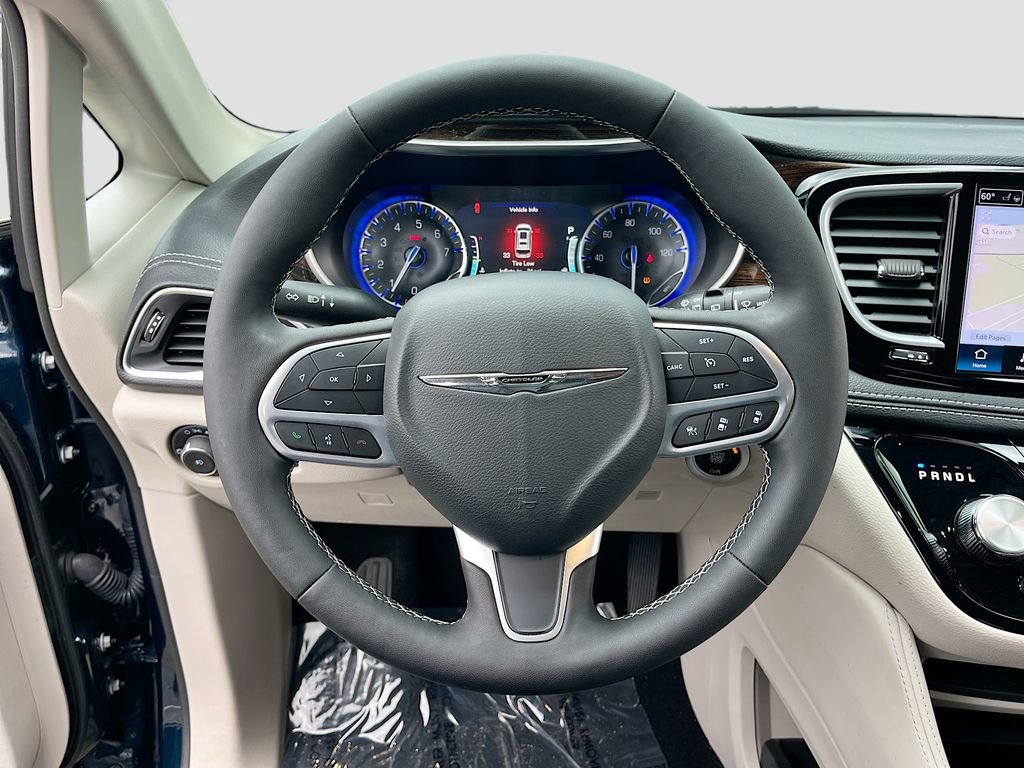 Certified 2024 Chrysler Pacifica Limited image 11