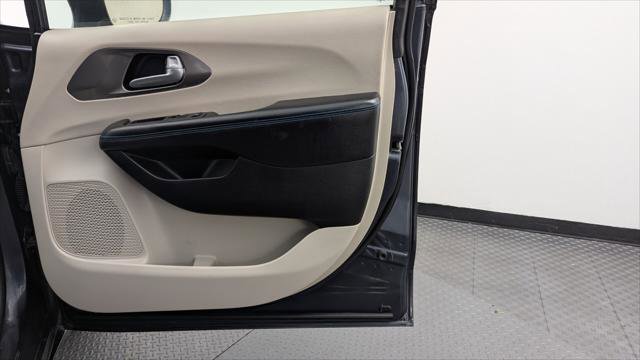 Used 2021 Chrysler Pacifica Touring-L image 21