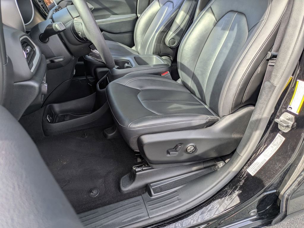 Used 2025 Chrysler Pacifica Select image 14