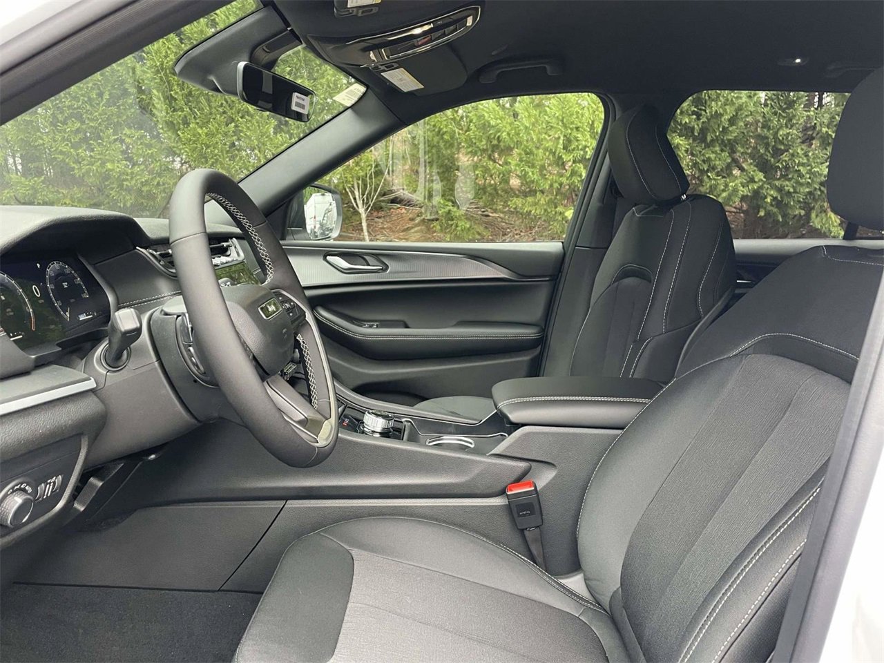 New 2025 Jeep Grand Cherokee Laredo w/ Luxury Tech Group I image 30