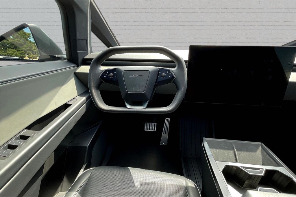 Used 2024 Tesla Cybertruck AWD Crew Cab image 4