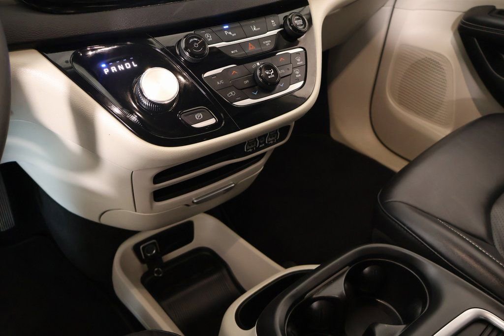 Used 2024 Chrysler Pacifica Touring-L image 8