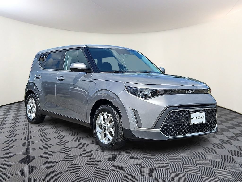 Used 2023 Kia Soul S FWD image 1