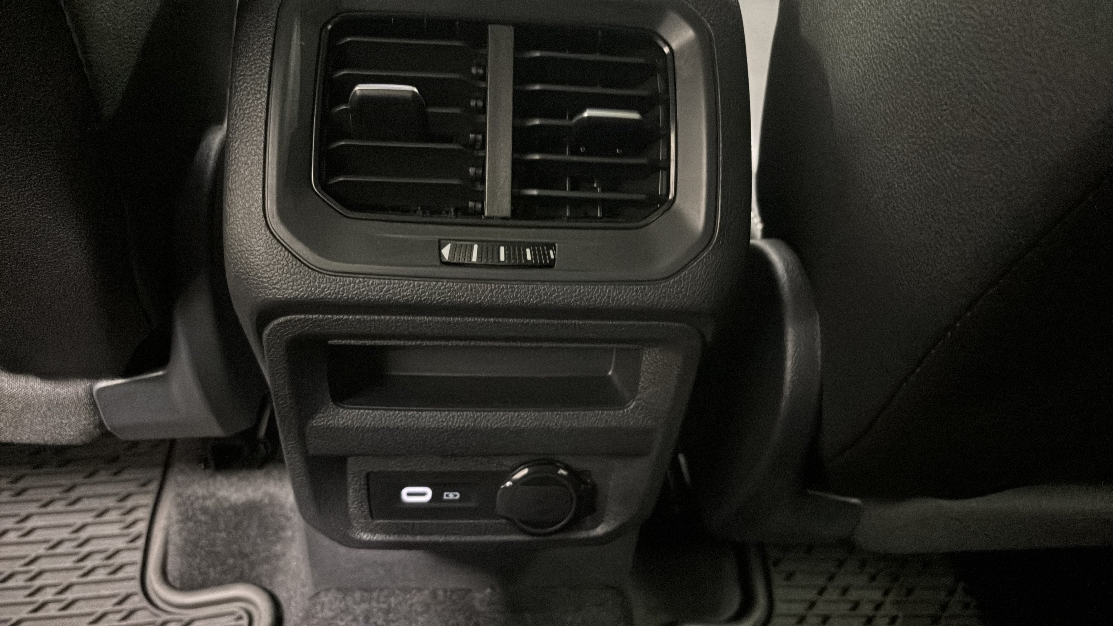 Used 2024 Volkswagen Tiguan SE FWD image 27