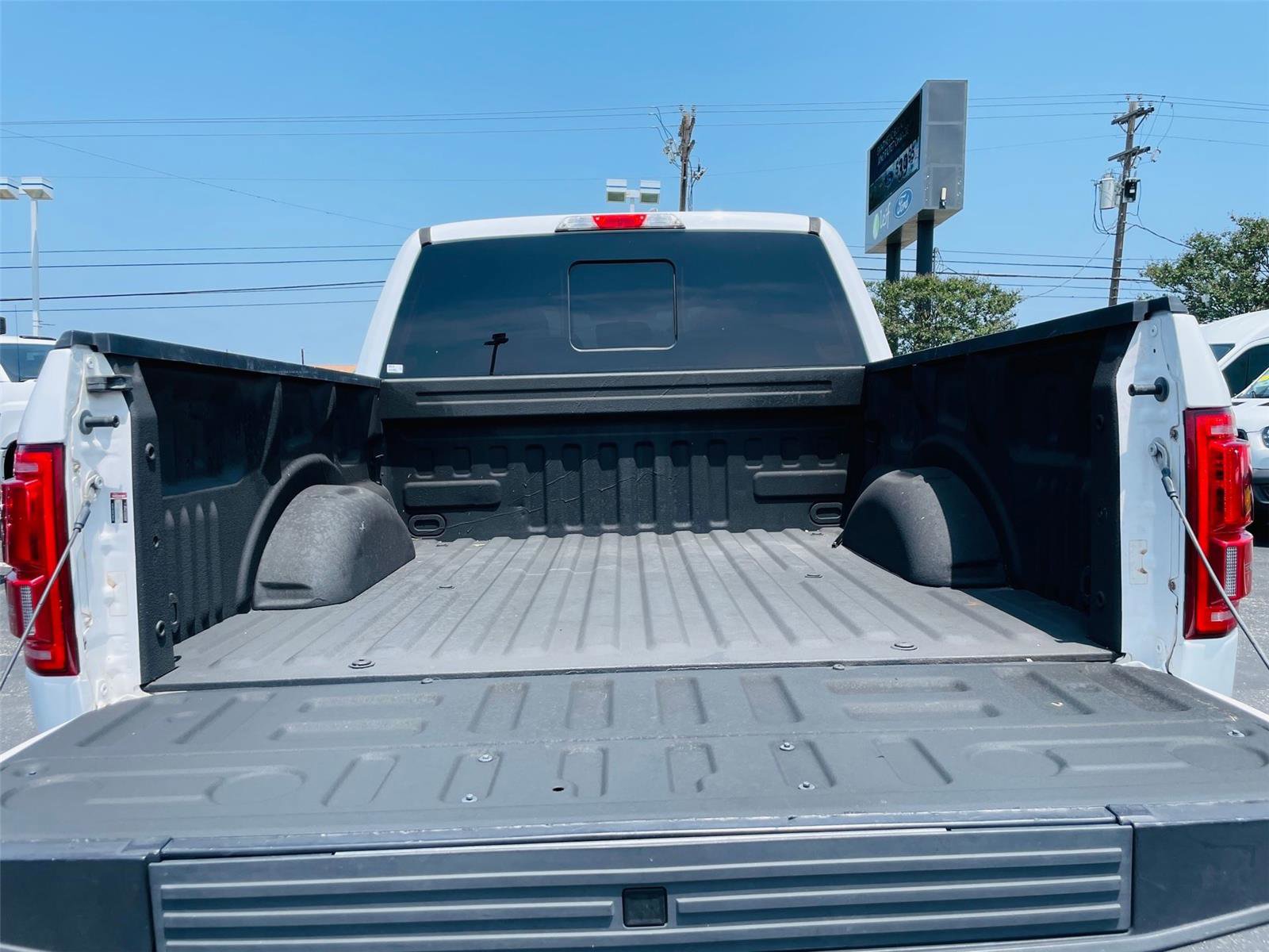 Used 2015 Ford F150 Lariat w/ Equipment Group 501A Mid AWD/4WD image 30