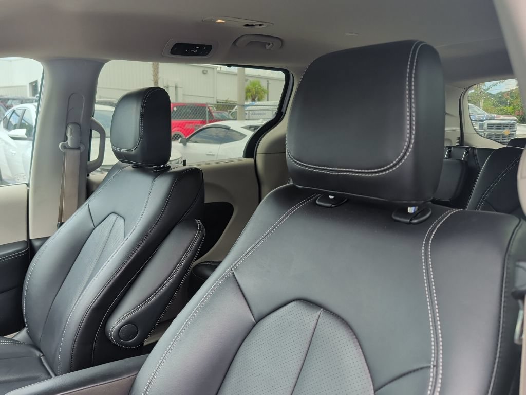 Used 2024 Chrysler Pacifica Touring-L FWD image 10