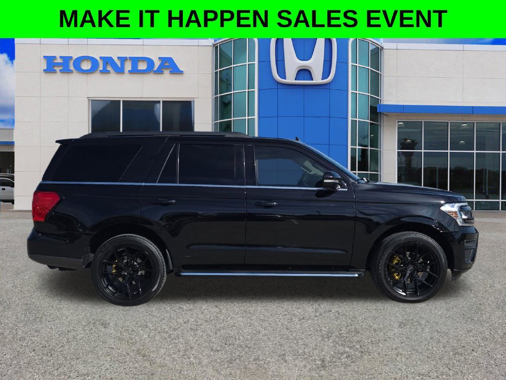 Used 2022 Ford Expedition XLT RWD image 2