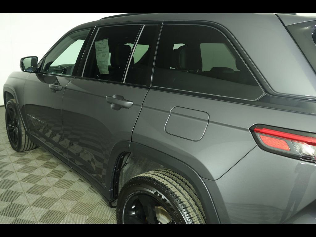 Used 2023 Jeep Grand Cherokee Altitude image 14