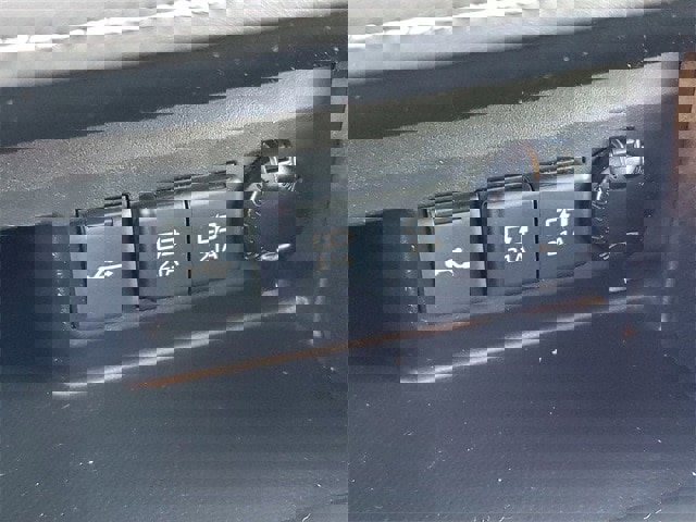 Used 2020 Toyota Highlander XLE image 28