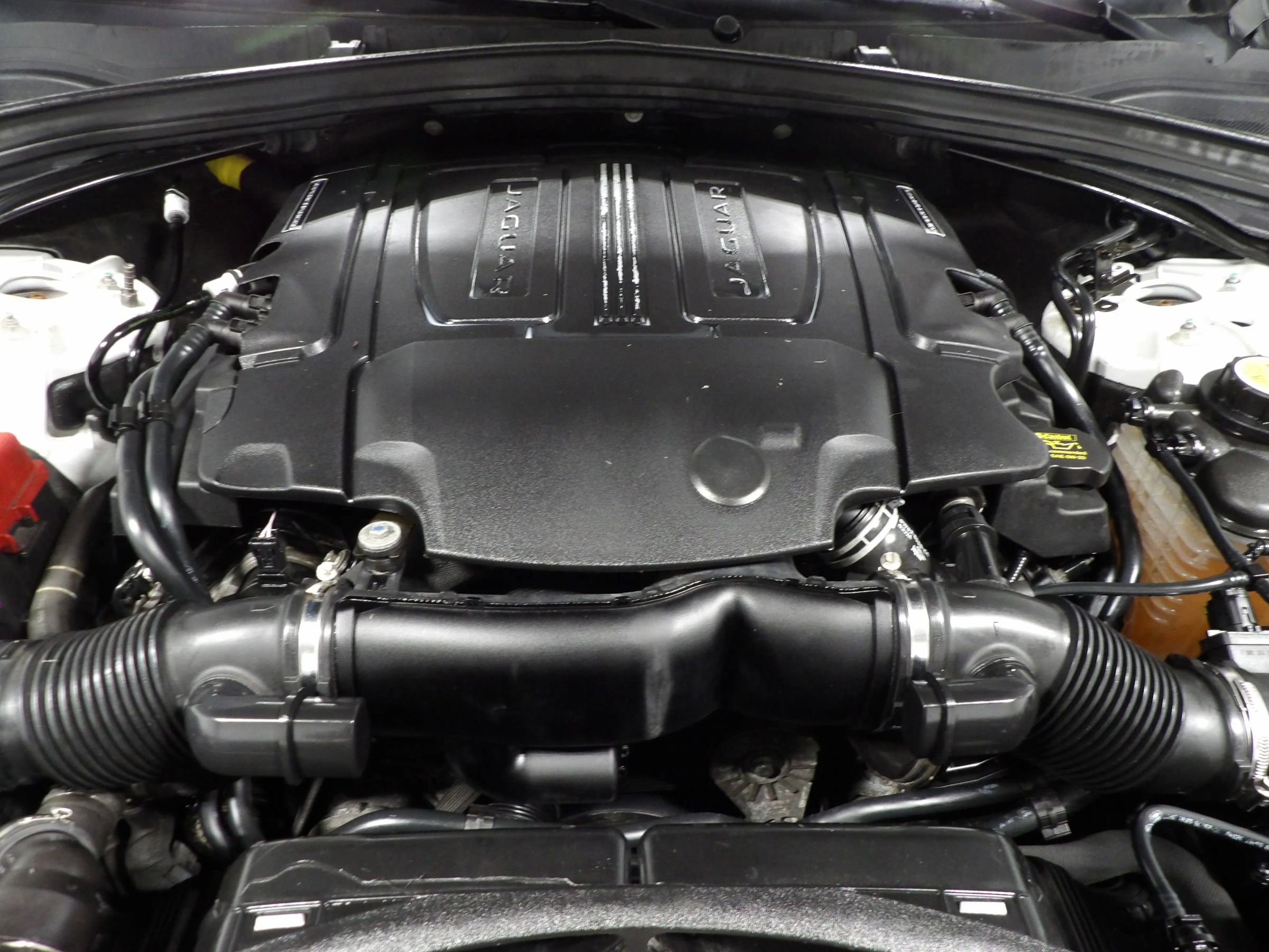 Used 2018 Jaguar F-PACE R-Sport image 31