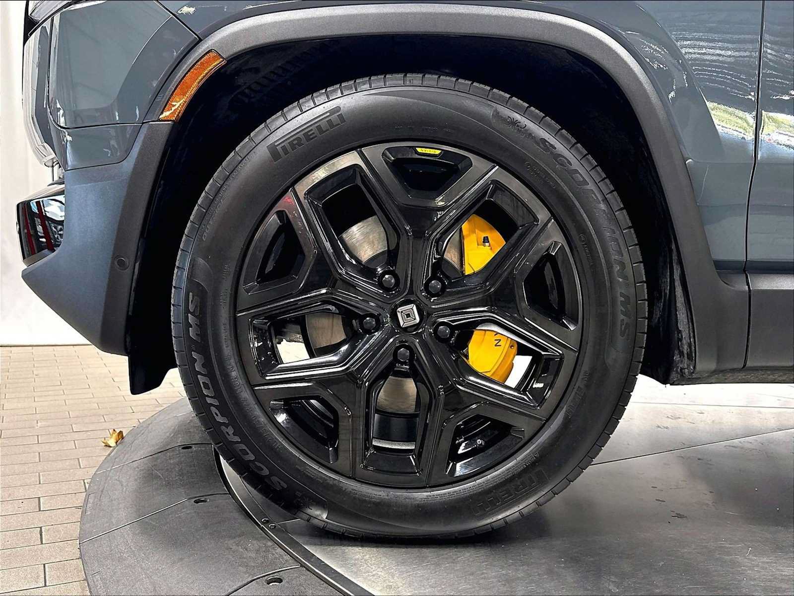 Used 2025 Rivian R1S Premium AWD/4WD image 13