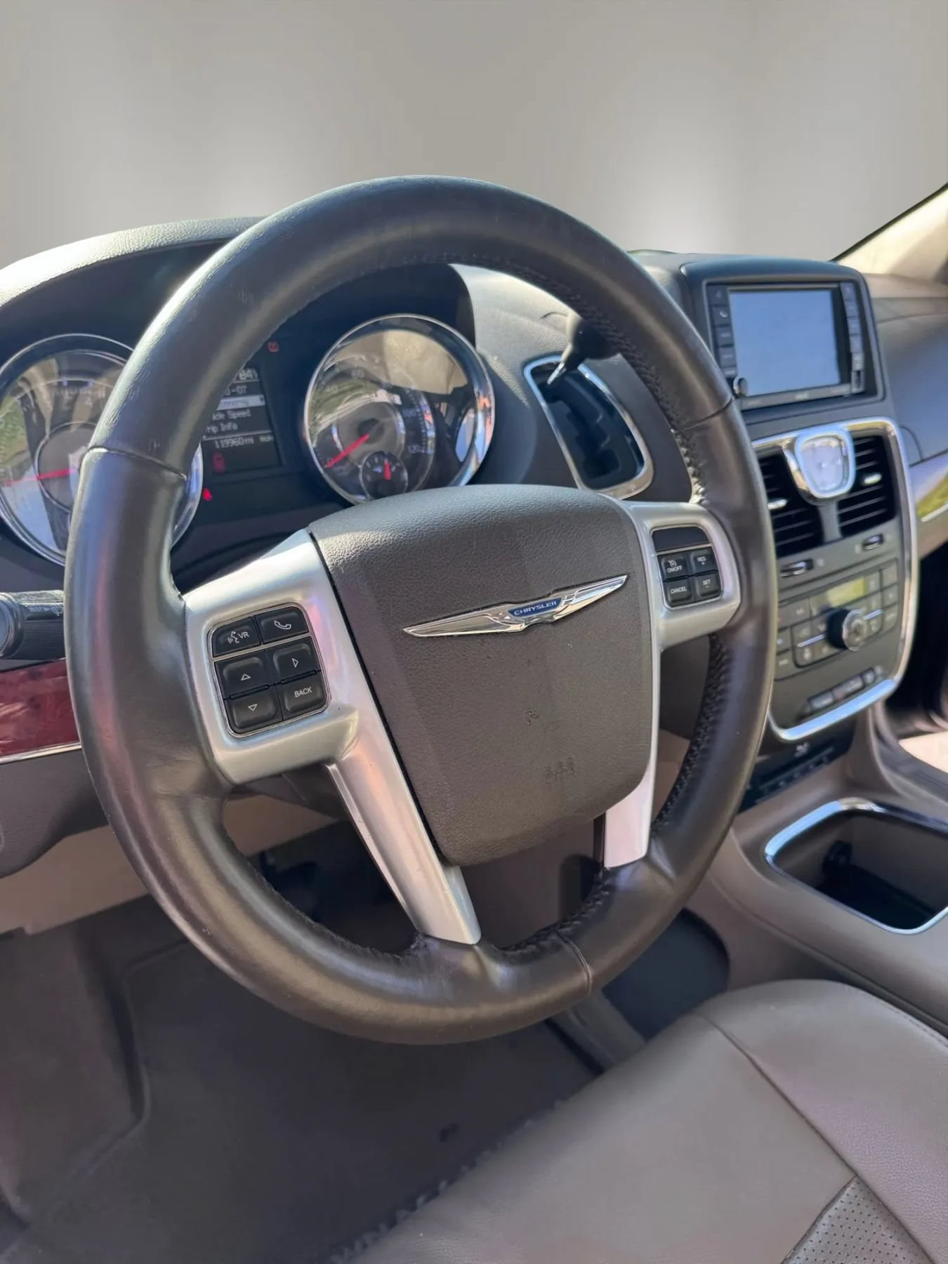 Used 2014 Chrysler Town & Country Touring-L w/ Driver Convenience Group FWD image 21