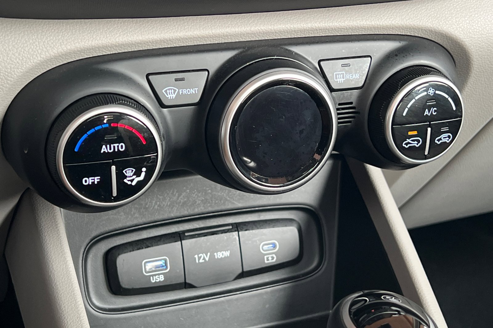 Certified 2025 Hyundai Venue SEL image 27