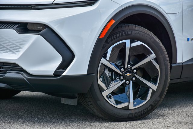 Used 2025 Chevrolet Equinox EV LT image 2