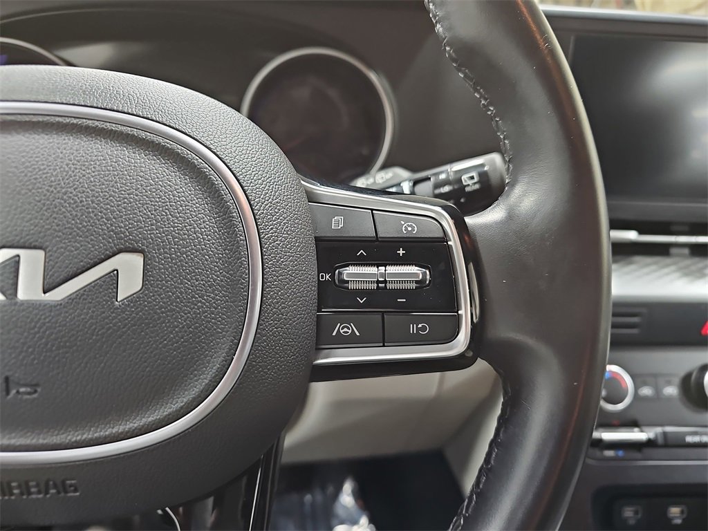 Used 2024 Kia Carnival LX image 18