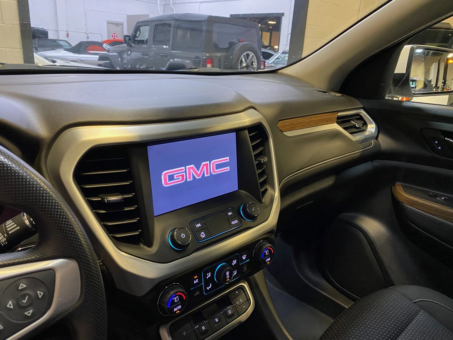 Used 2022 GMC Acadia SLE FWD image 11