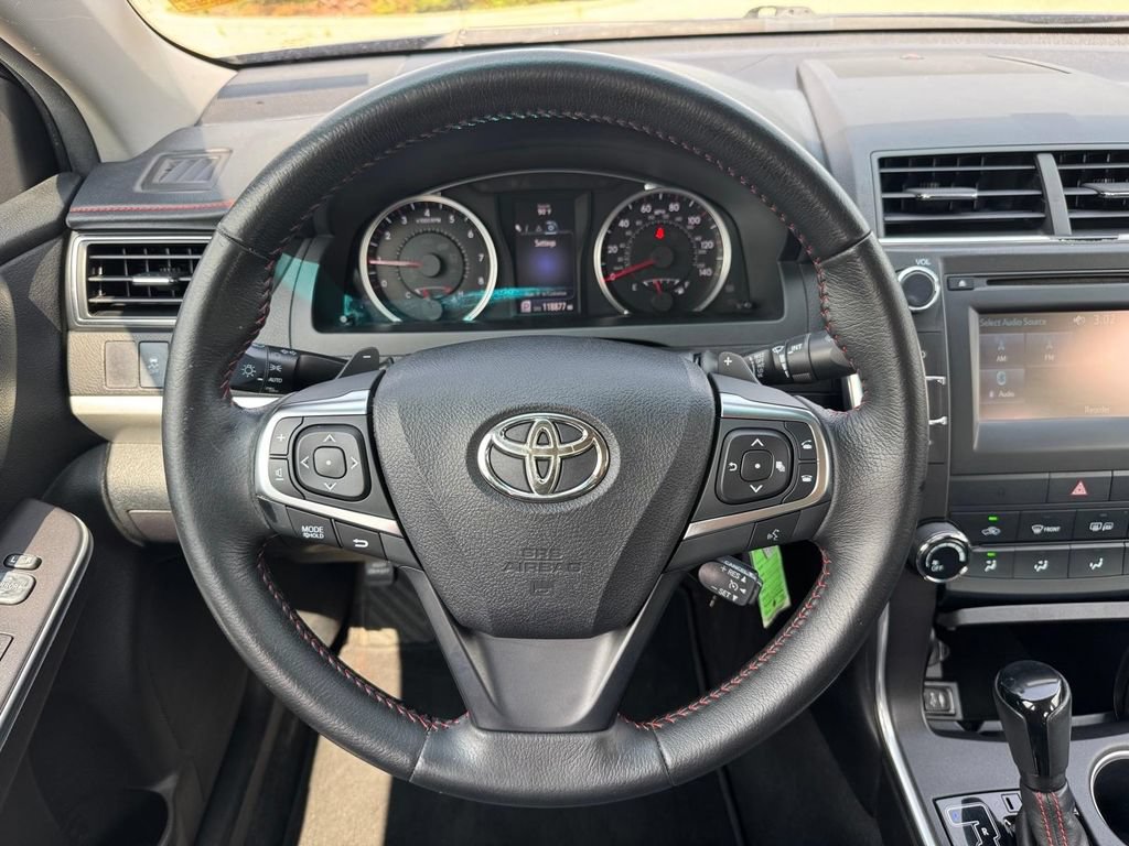 Used 2015 Toyota Camry SE w/ Moonroof Package FWD image 9