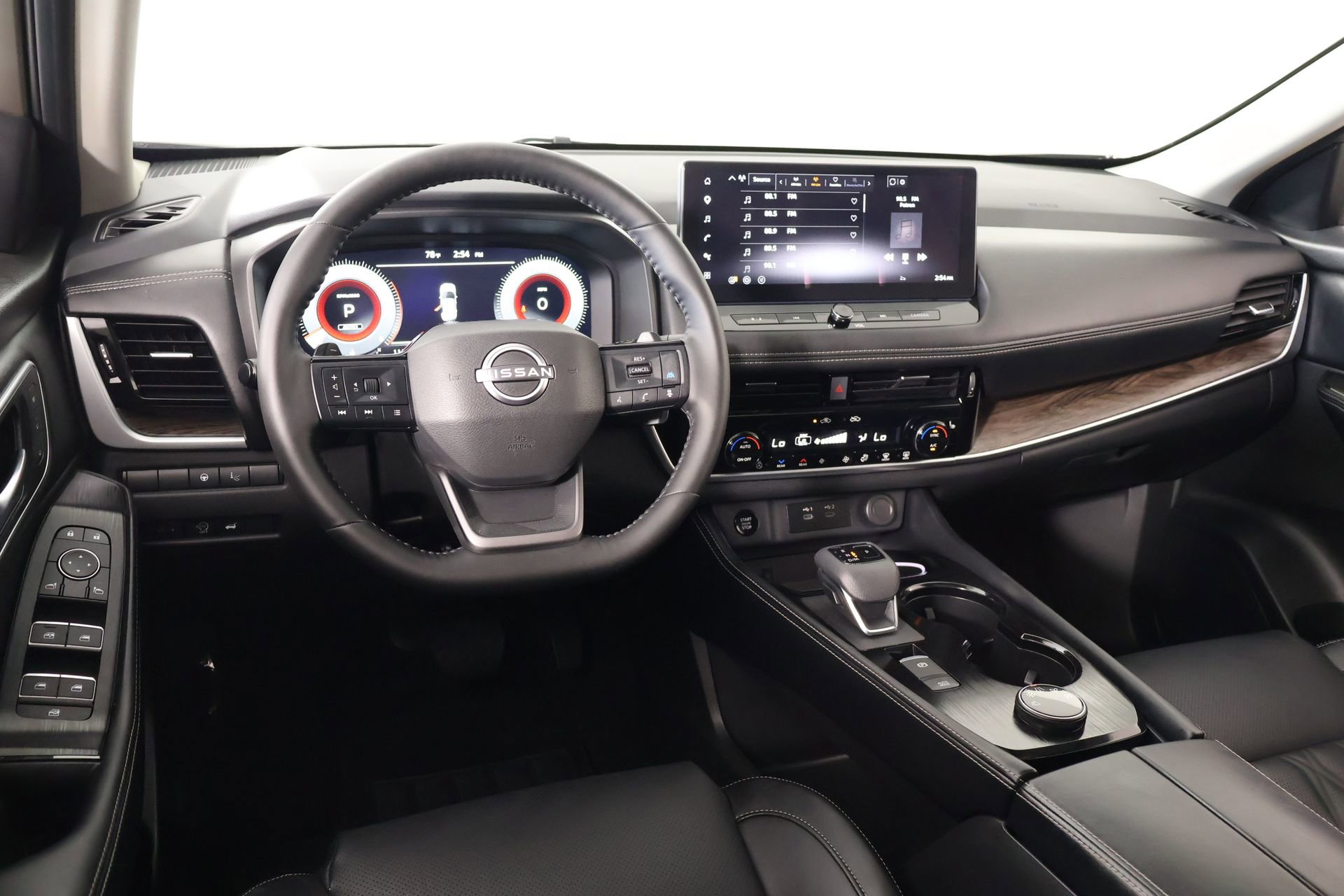 Used 2026 Nissan Rogue Platinum w/ Platinum Premium Package AWD/4WD image 2