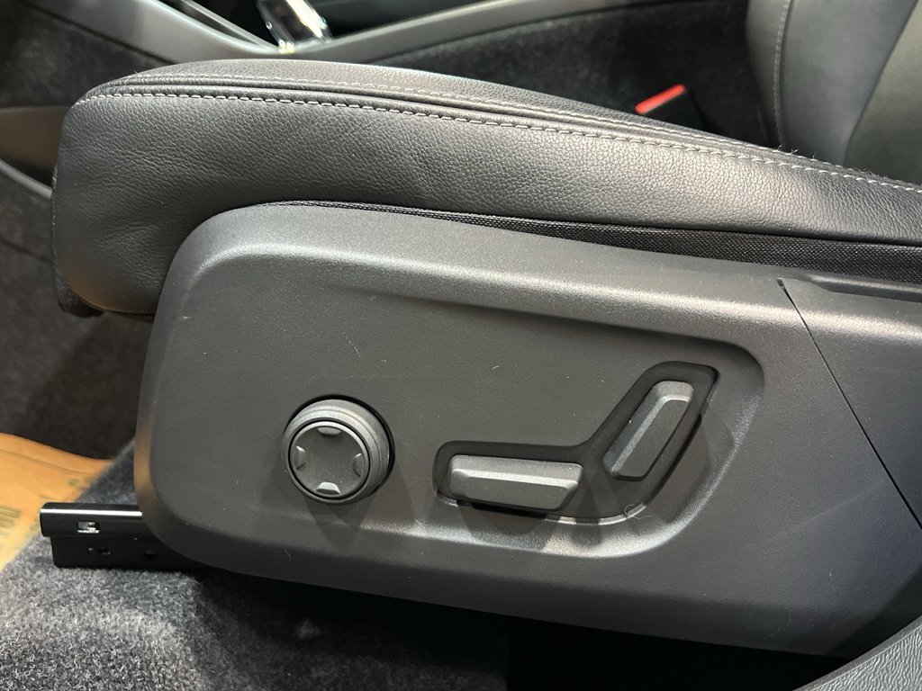 Used 2025 Volvo XC40 B5 Plus image 14