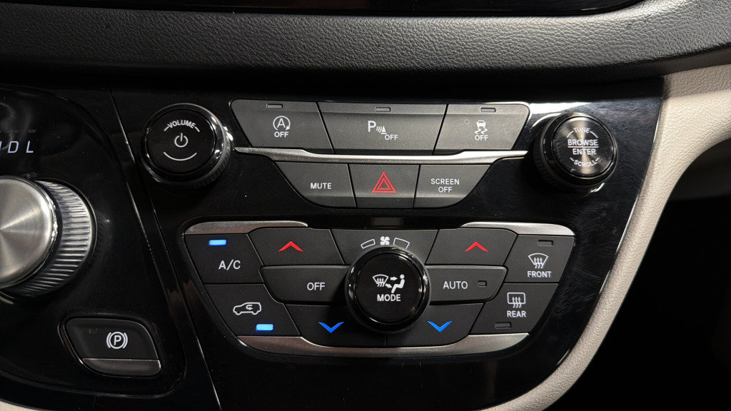 Used 2018 Chrysler Pacifica Touring-L FWD image 27