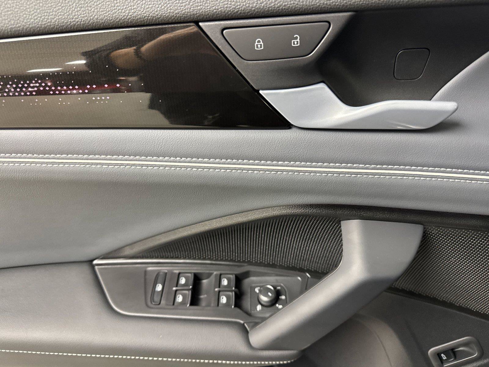 New 2026 Volkswagen Tiguan SEL R-Line AWD/4WD image 10