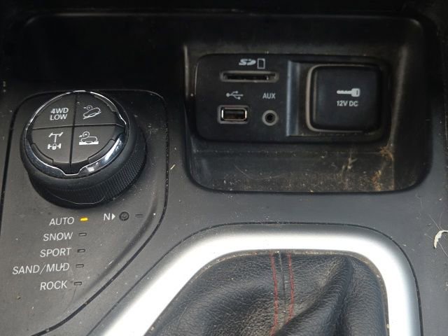 Used 2017 Jeep Cherokee Trailhawk AWD/4WD image 35