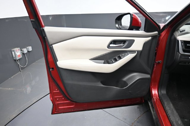 Used 2025 Nissan Rogue SV AWD/4WD image 12