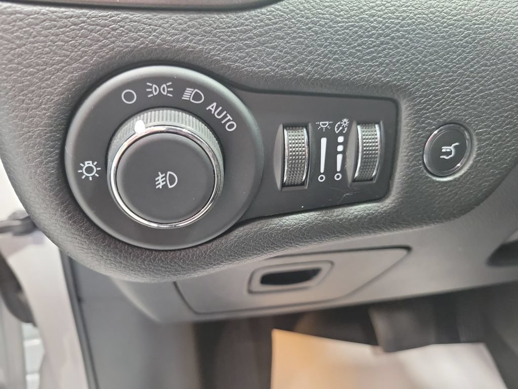 Used 2023 Jeep Cherokee Trailhawk AWD/4WD image 34