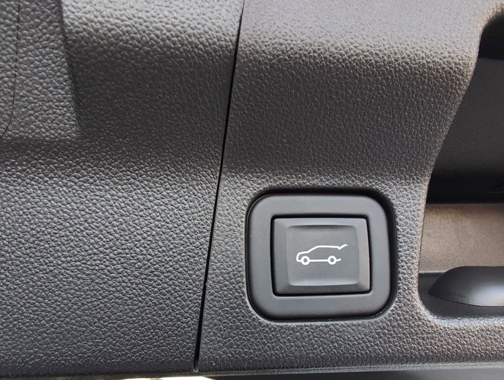 Used 2023 GMC Acadia SLE w/ Driver Convenience Package image 11