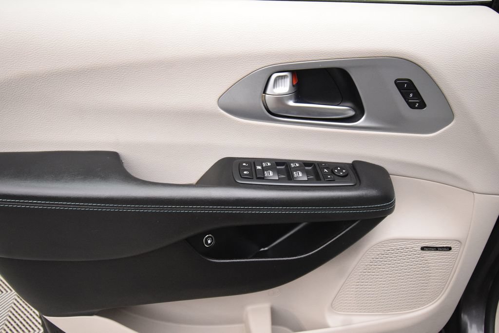 Used 2020 Chrysler Pacifica Limited FWD image 27