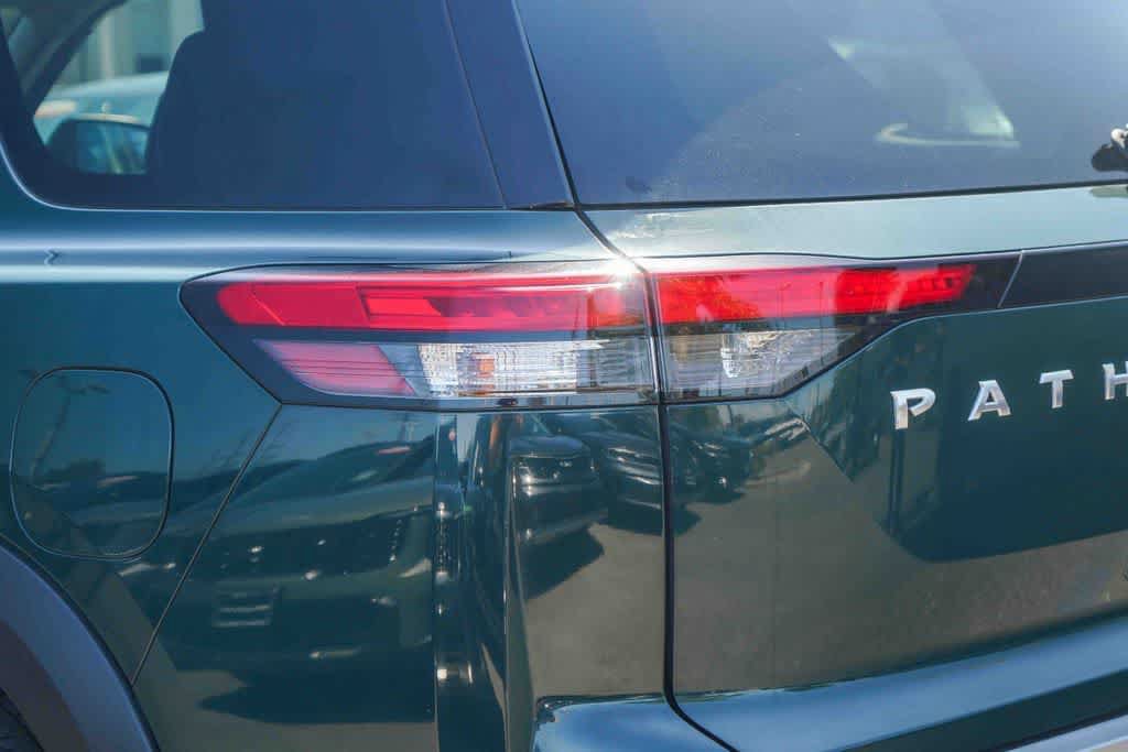 Used 2022 Nissan Pathfinder Platinum w/ Cargo Package FWD image 7