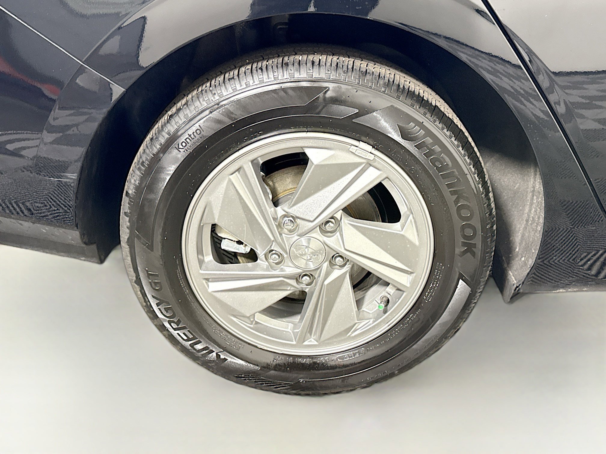 Used 2025 Hyundai Elantra SE image 32