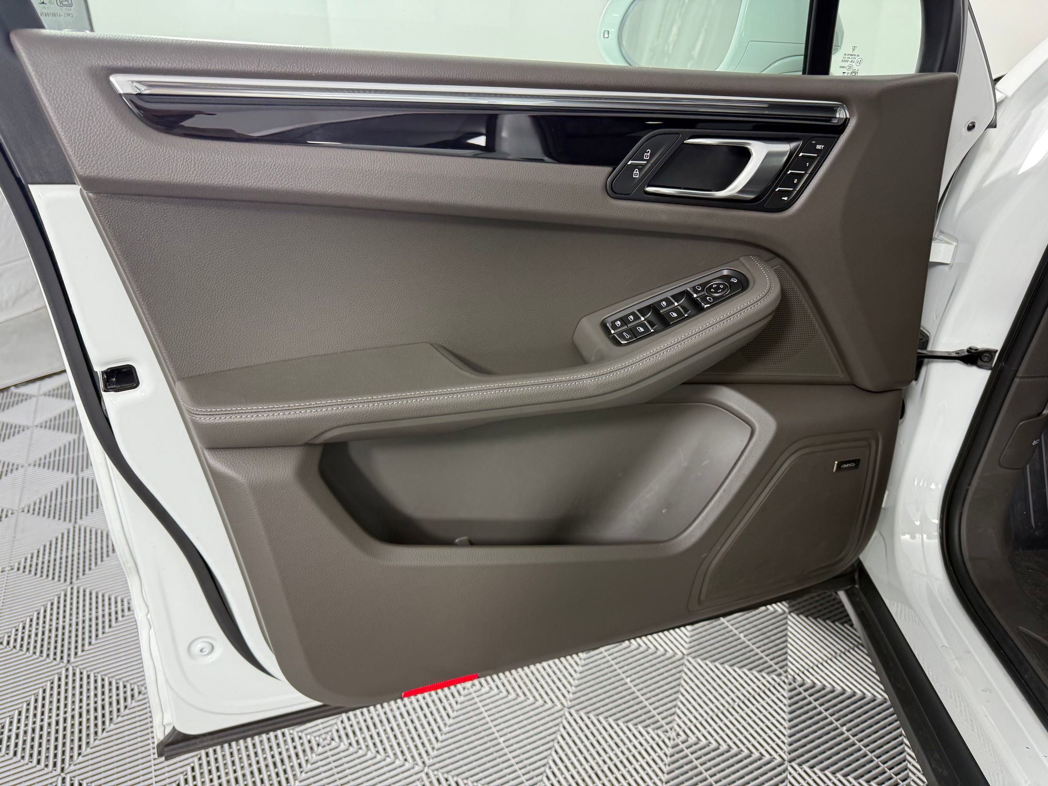 Used 2025 Porsche Macan image 28