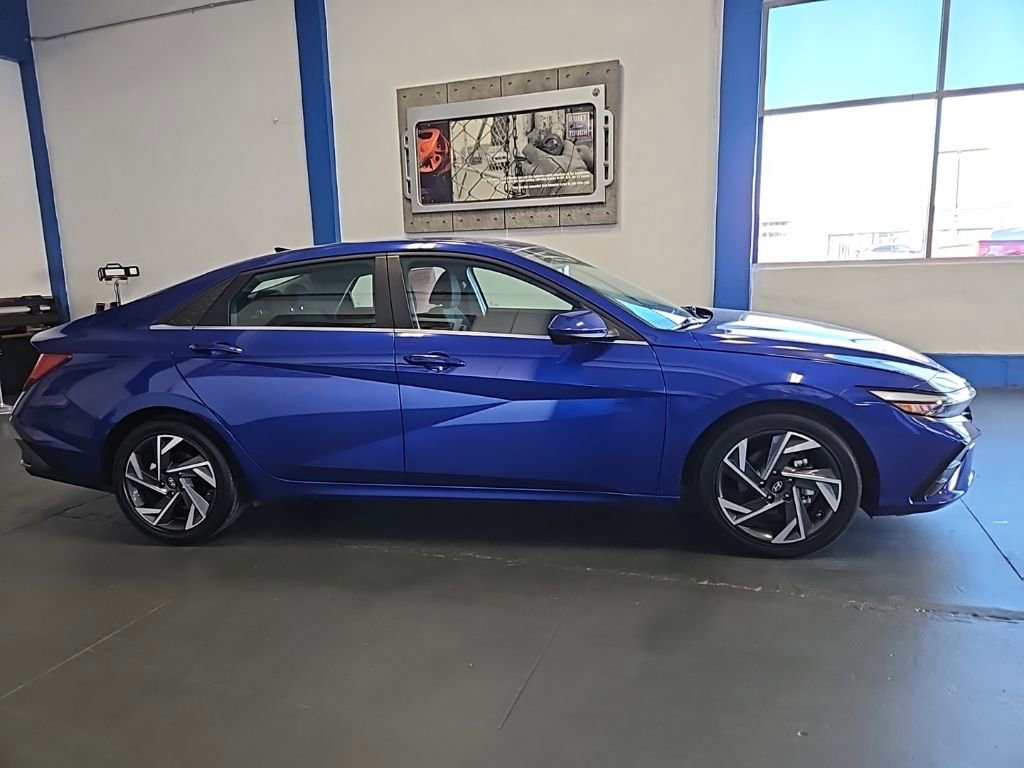 Used 2025 Hyundai Elantra SEL image 4
