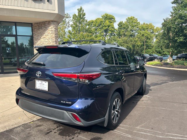 Used 2022 Toyota Highlander XLE AWD/4WD image 7