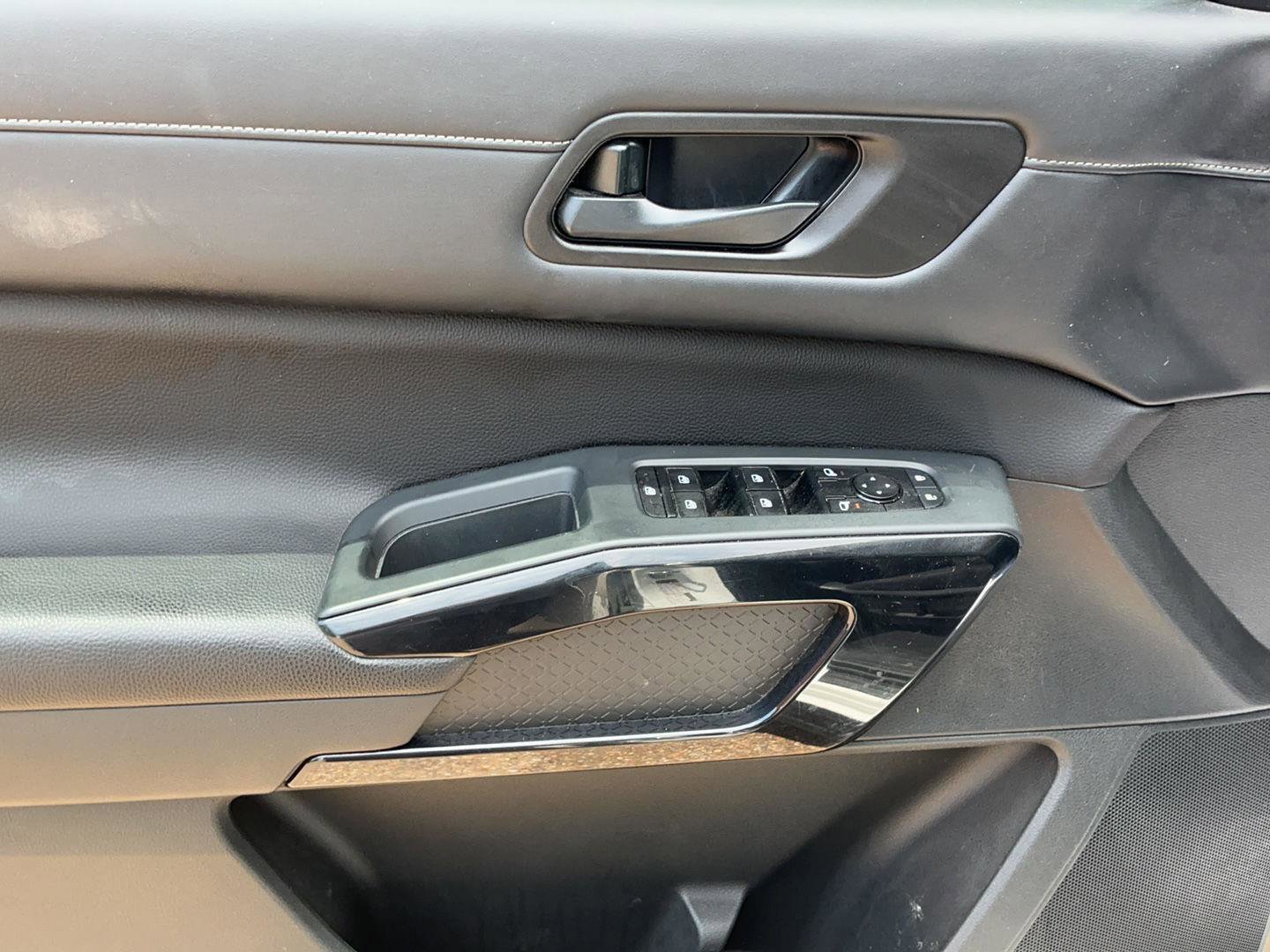 Used 2023 Nissan Pathfinder SV w/ Black Appearance Package FWD image 11