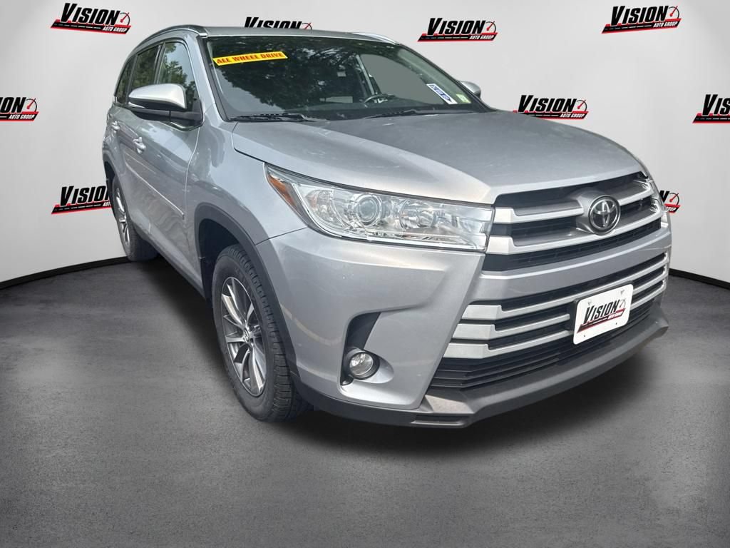 Used 2019 Toyota Highlander XLE AWD/4WD image 3