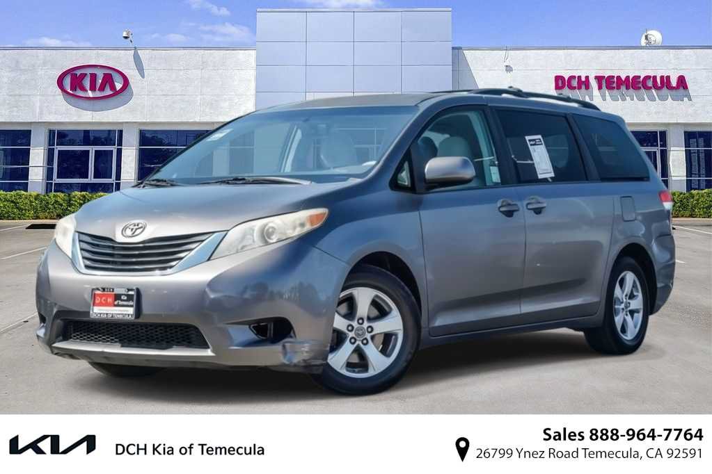 Used 2012 Toyota Sienna LE w/ Towing Pkg FWD image 1