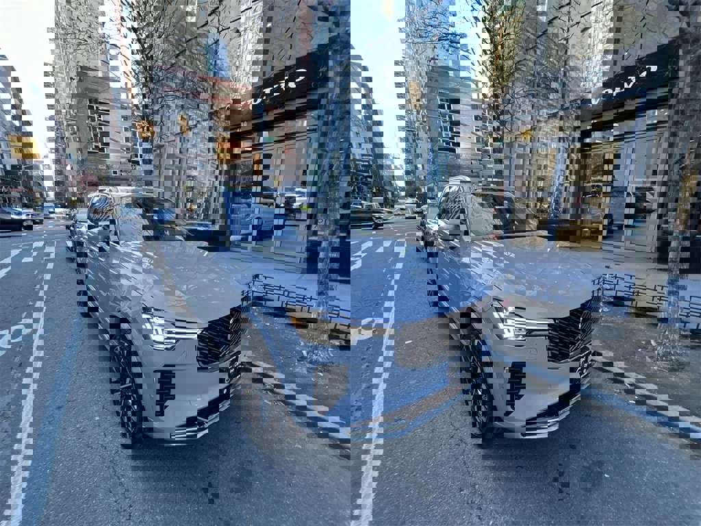 Certified 2025 Volvo XC90 B6 Plus image 1