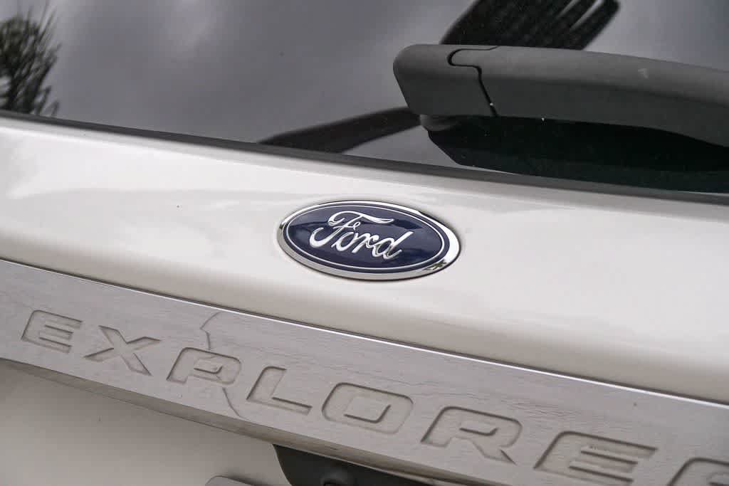 Used 2020 Ford Explorer XLT w/ Equipment Group 202A RWD image 11
