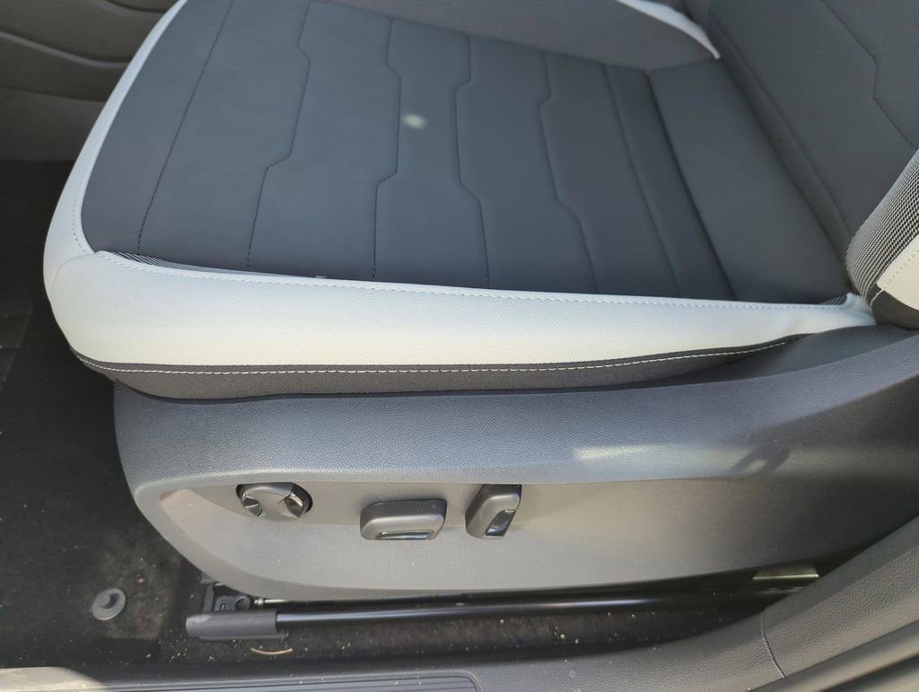 New 2026 Volkswagen Taos SE image 33