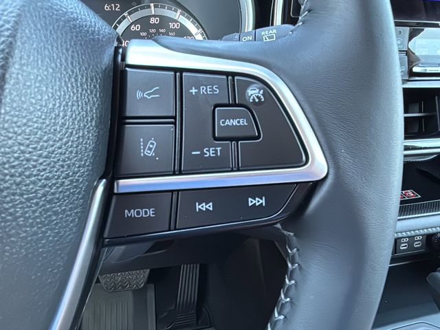 Used 2025 Toyota Highlander XLE FWD image 21