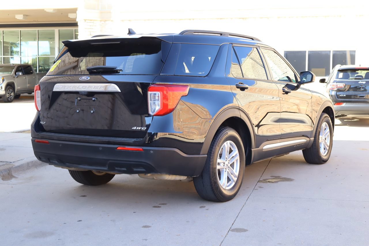 Used 2023 Ford Explorer XLT AWD/4WD image 3
